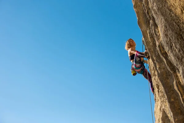 Dziewczyna Wspina Się Skałę Wspinacz Trenuje Naturalnym Terenie Kobieta Pokonuje — Zdjęcie stockowe