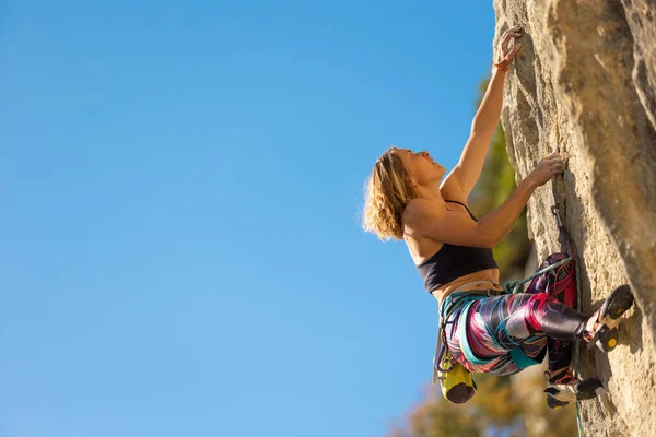 Girl Climbs Rock Climber Trains Natural Terrain Woman Overcomes Difficult — Stock Photo, Image