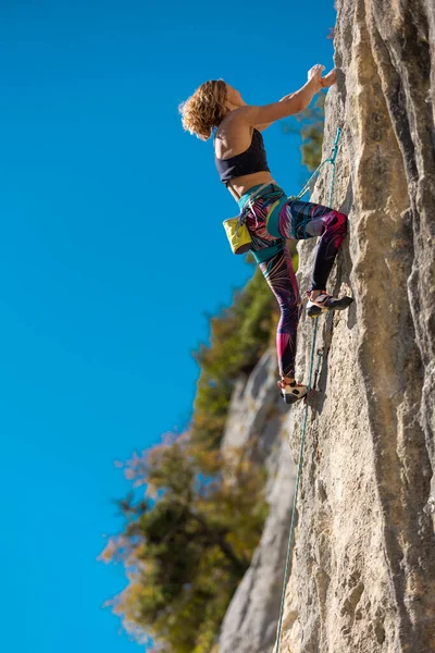 Fata Urcă Stâncă Alpinistul Antrenează Teren Natural Femeie Depășește Traseu — Fotografie, imagine de stoc