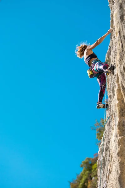 Chica Sube Roca Escalador Entrena Terreno Natural Una Mujer Supera — Foto de Stock