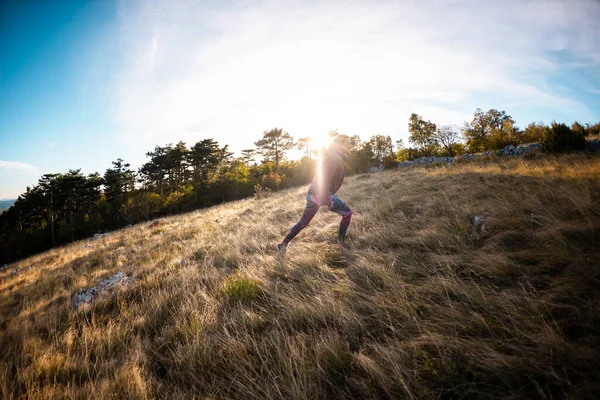 Chica Camina Prado Durante Atardecer Caminar Naturaleza — Foto de Stock