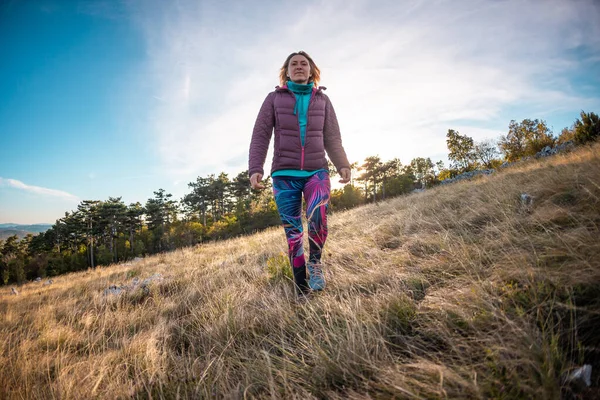 Chica Camina Prado Durante Atardecer Caminar Naturaleza — Foto de Stock