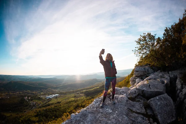 Flickan Tar Selfie Toppen Berget Solnedgången Färdas Över Bergen Flicka — Stockfoto