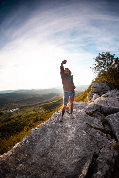 Дівчина Бере Селфі Вершині Гори Під Час Заходу Сонця Подорожувати — стокове фото