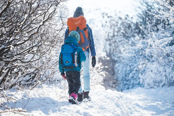 등산을 아이를 데리고 아이는 계절에 어머니와 여행을 가방을 엄마와 눈덮인 — 스톡 사진