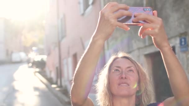 Chica bastante feliz haciendo foto selfie Metraje De Stock