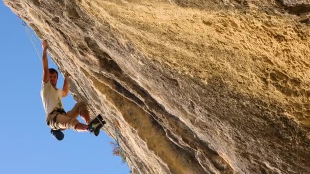 Horolezec překonává obtížnou cestu — Stock video