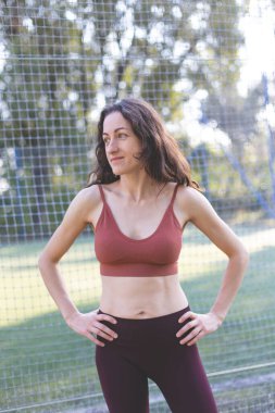 Sokakta spor yaptıktan sonra gülümseyen sporcu kadının portresi. Aktif bir atletik kız sokakta spor yapmayı sever..