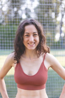 Sokakta spor yaptıktan sonra gülümseyen sporcu kadının portresi. Aktif bir atletik kız sokakta spor yapmayı sever..