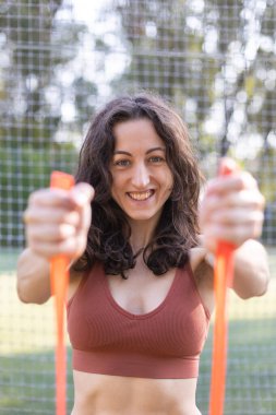 Sokakta spor yaptıktan sonra gülümseyen sporcu kadının portresi. Aktif bir atletik kız sokakta spor yapmayı sever..