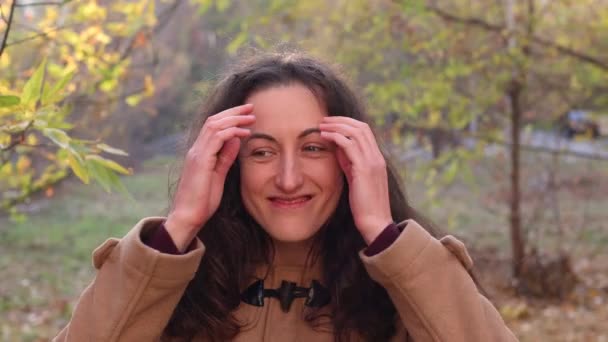 Portrait of a beautiful young girl. — Stock Video