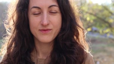 Güzel bir genç kızın portresi..