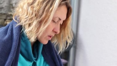 Yetişkinler için eğitim, kadınlar not defterine yazıyor