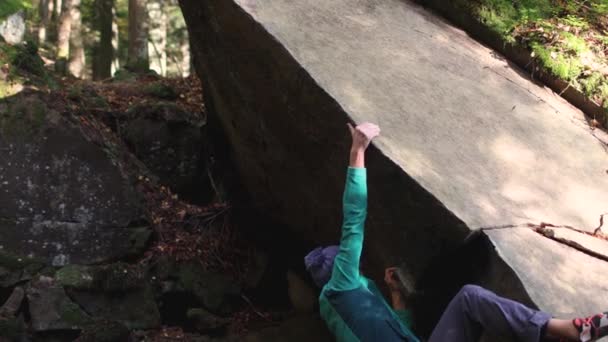 一个坚强的女人爬上巨石 — 图库视频影像