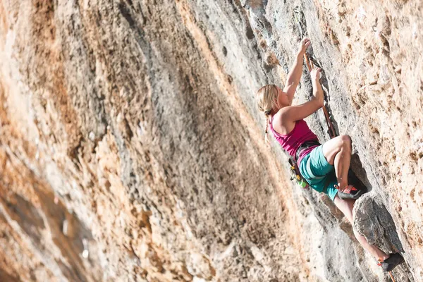 Κορίτσι Σκαρφαλώνει Μια Προεξέχουσα Πέτρα Σχοινί Εξωτερική Σπορ Αναρρίχηση Αθλητισμός — Φωτογραφία Αρχείου