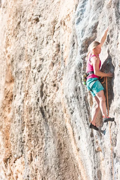 Kız Asılı Bir Kayaya Iple Tırmanıyor Açık Hava Sporu Tırmanışı — Stok fotoğraf