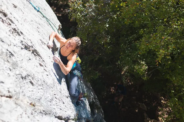 Niña Escalador Escalada Roca Contra Fondo Del Bosque Otoño Cielo —  Fotos de Stock