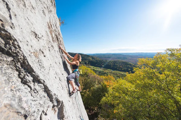 Girl Rock Climber Climbs Rock Background Autumn Forest Blue Sky — Stock Photo, Image