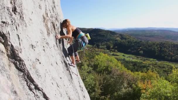 Menina escalador de rock — Vídeo de Stock
