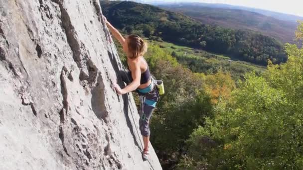 Dívka horolezec — Stock video