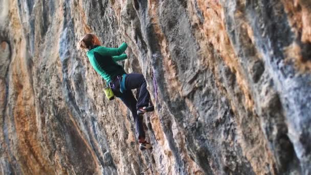 Menina escalador de rock — Vídeo de Stock