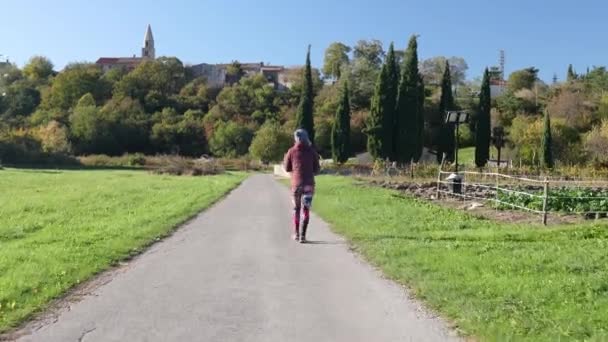 Yolda yürüyen kadın — Stok video