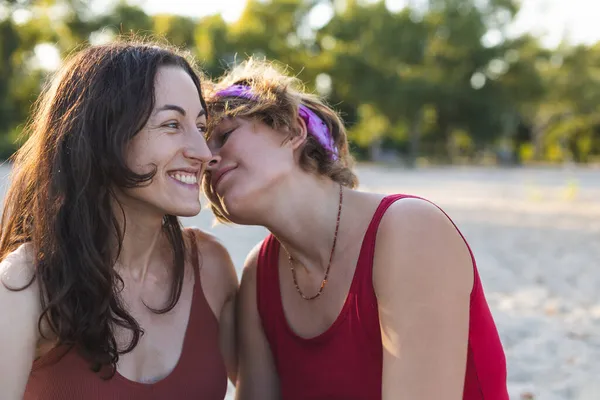 Dwie Dziewczyny Przytulić Lesbijskie Para Spędza Czas Razem Równość Czułość — Zdjęcie stockowe
