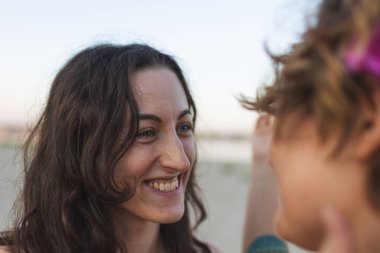 Sevimli lezbiyen bir çiftin portresi. İki kız yürüyüş yaparken birlikte nazikçe vakit geçiriyorlar. Aşk ve tutum. LGBT kavramı