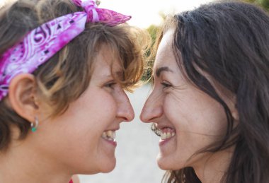 Sevimli lezbiyen bir çiftin portresi. İki kız birbirlerine bakıyorlar. Aşk ve tutum. LGBT kavramı