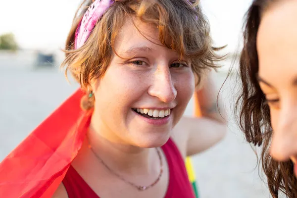 Dívky Držící Duhovou Vlajku Symbol Komunity Igbt Lesbický Pár Pláži — Stock fotografie
