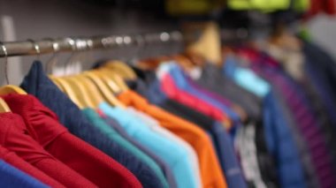 Spor kıyafetleri mağazada.