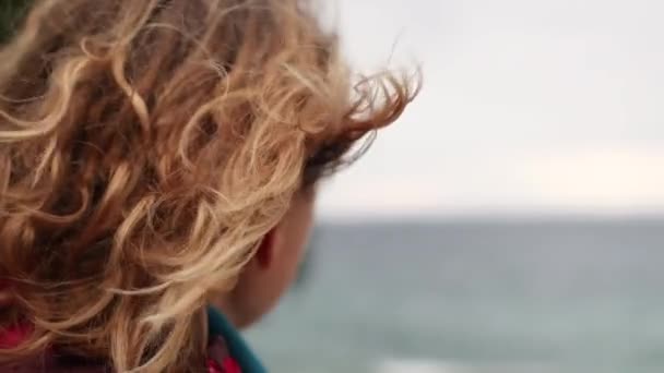 Weibliche Haare auf dem Hintergrund des Meeres — Stockvideo