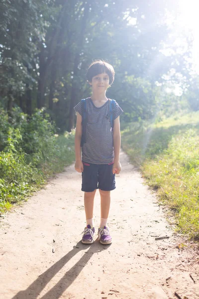 Школьник Гуляет Парку Мальчик Рюкзаком Лесной Тропе Ребенок Веселится Природе — стоковое фото