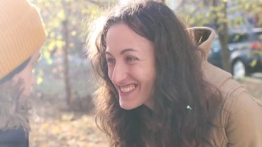Genç anne bebeğine sarılıyor.