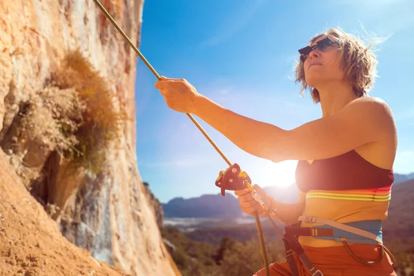 Chica Asegura Pareja Mientras Sube Las Montañas Escalada Roca Concepto — Foto de Stock