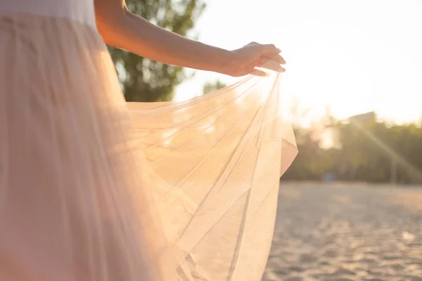 Chica Posando Vestido Transparente Atardecer Paseos Por Playa Por Noche — Foto de Stock