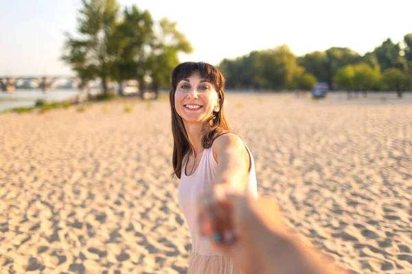 Girl Holds Hand Her Friend While Walking Beach Joint Travel — Stock Photo, Image