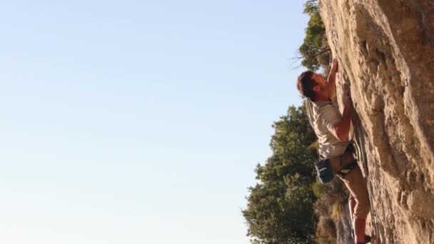 Arrampicatore supera una via difficile — Video Stock