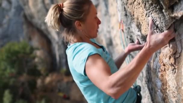 Schönes Mädchen erklettert den Felsen. — Stockvideo