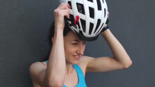 Ritratto di una ragazza sorridente che indossa un casco da bicicletta. — Video Stock