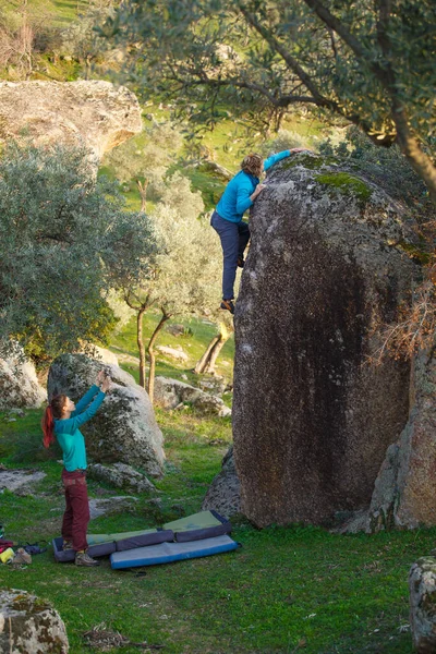 Una Chica Fuerte Sube Una Gran Roca Boulder Terreno Natural — Foto de Stock