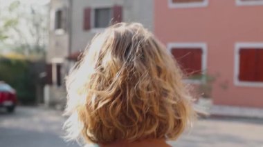 Bir kadın şehir caddesinde yürüyor.