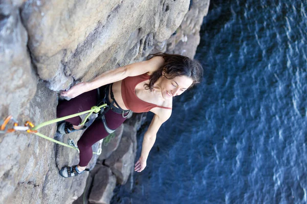 Menina Bonita Sobe Uma Rocha Acima Água Esporte Escalada Natureza — Fotografia de Stock