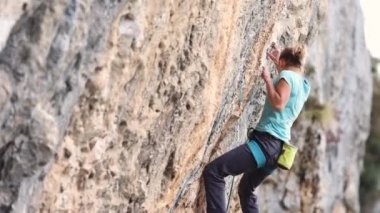 Kaya kız tırmanıyor.