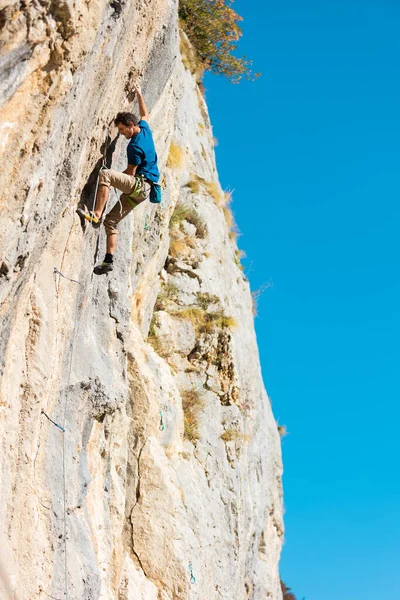 Strong Man Climbs Rock High Altitude Climber Trains Rocks Training — Fotografia de Stock