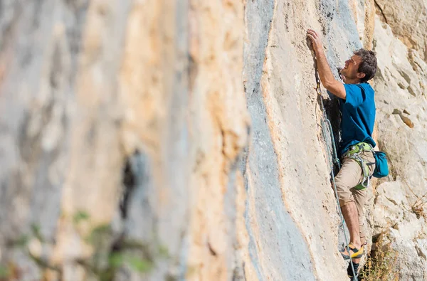 Ένας Δυνατός Άντρας Σκαρφαλώνει Ένα Βράχο Μεγάλο Υψόμετρο Ένας Ορειβάτης — Φωτογραφία Αρχείου
