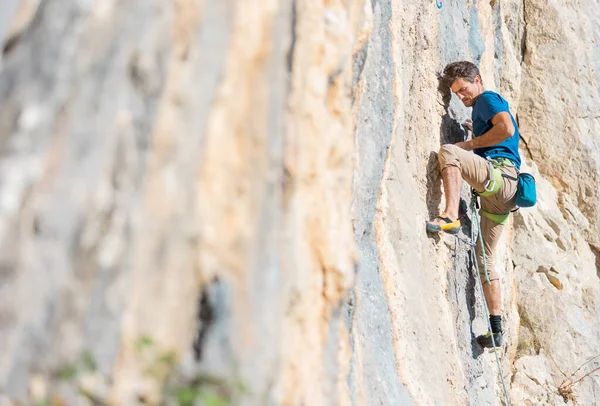 Güçlü Bir Adam Yüksek Irtifada Bir Kayaya Tırmanır Kayalıklarda Bir — Stok fotoğraf