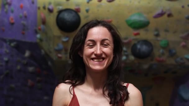 Egy nő edz egy mászókában. — Stock videók
