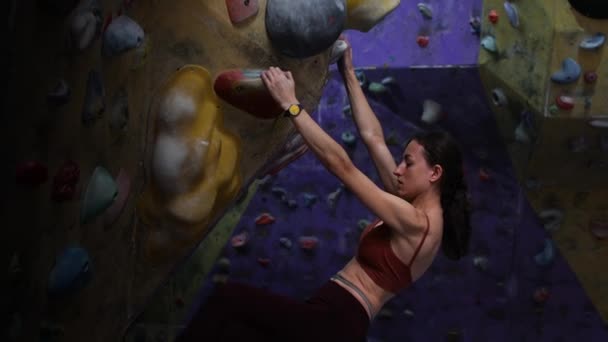 Una mujer está entrenando en un gimnasio de escalada — Vídeos de Stock