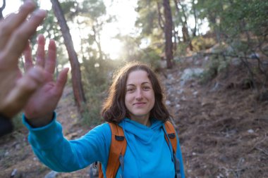 Kız beşlik çakıyor, jest yapıyor, ormanda yürüyen bir kadın, parkta bir arkadaşıyla buluşuyor.